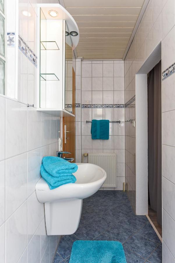 Ferienwohnungen Im Haus Waterkant Neuharlingersiel Exteriör bild