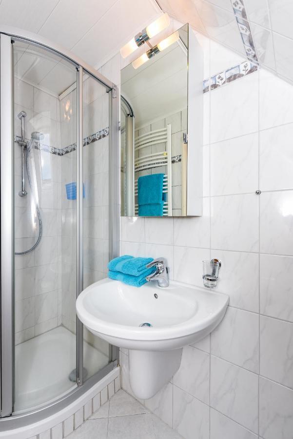 Ferienwohnungen Im Haus Waterkant Neuharlingersiel Exteriör bild