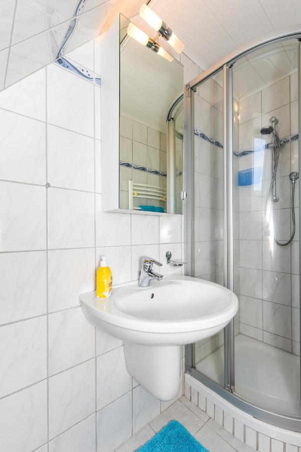 Ferienwohnungen Im Haus Waterkant Neuharlingersiel Exteriör bild